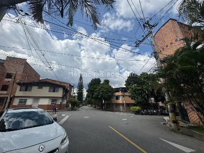 Casa de 4 alcobas en venta en La America, Medellín, 226 m² · foto 4 de 6