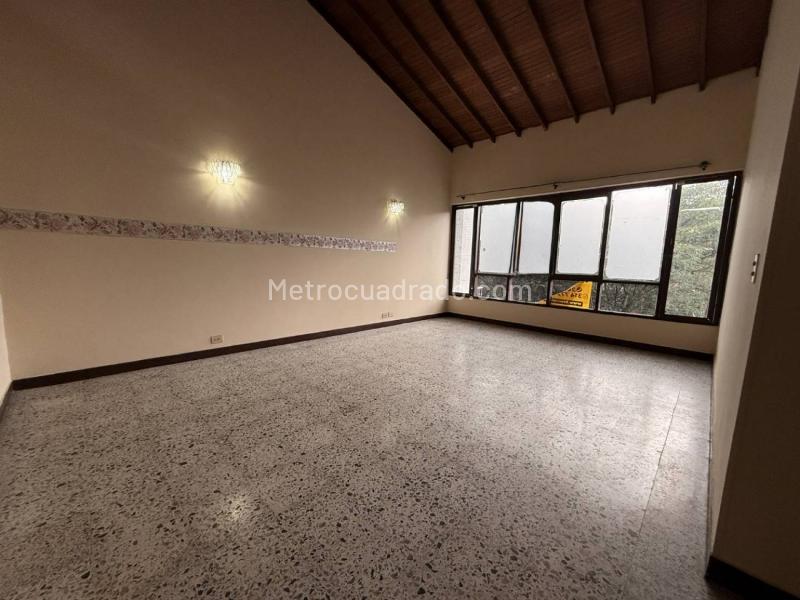 Spacious 4BR Duplex House in Los Colores - 2