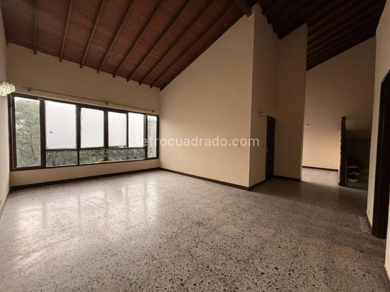 Spacious 4BR Duplex House in Los Colores - 3
