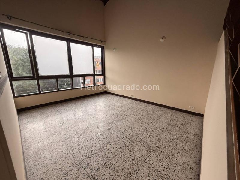 Spacious 4BR Duplex House in Los Colores - 4