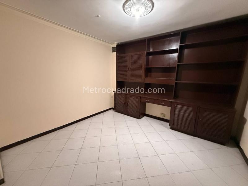 Spacious 4BR Duplex House in Los Colores - 8