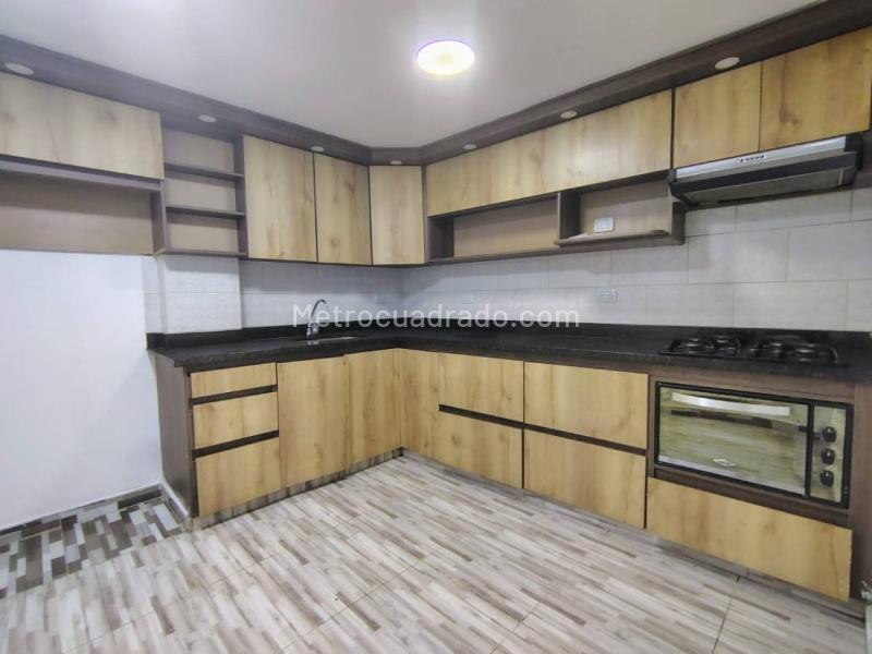 Casa de 4 Alcobas con local en Aranjuez