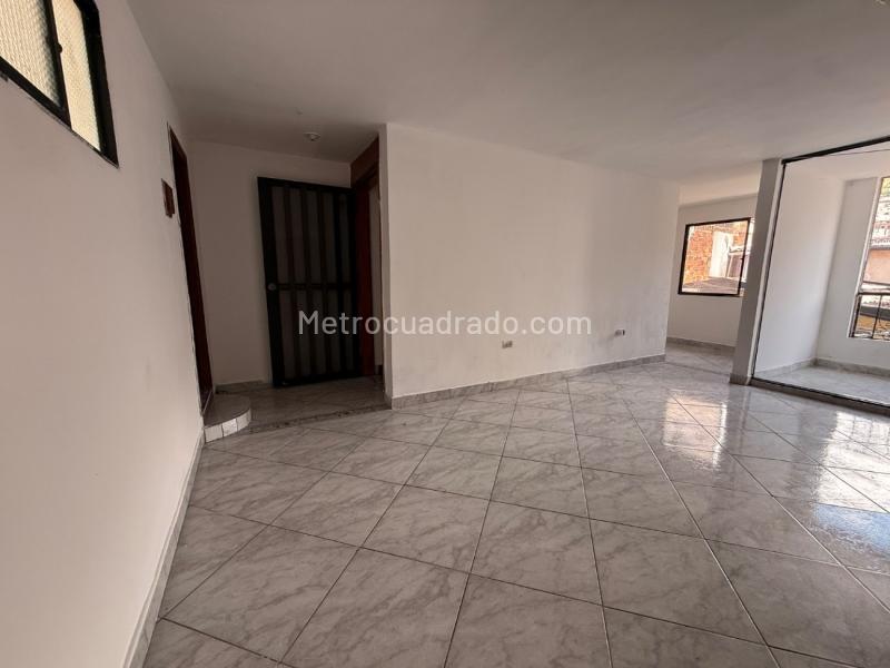 Casa Amplia de 3 Alcobas cerca al Metro en San Javier - 4