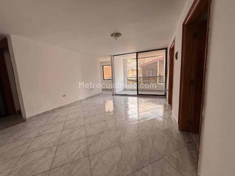 Casa Amplia de 3 Alcobas cerca al Metro en San Javier - 5