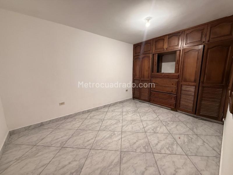 Casa Amplia de 3 Alcobas cerca al Metro en San Javier - 9