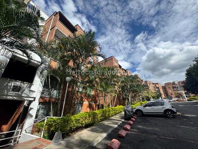 Apartamento en venta en Loma De Los Bernal, Medellín · foto 2 de 19