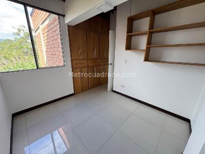 Apartamento en venta en Loma De Los Bernal, Medellín · foto 18 de 19