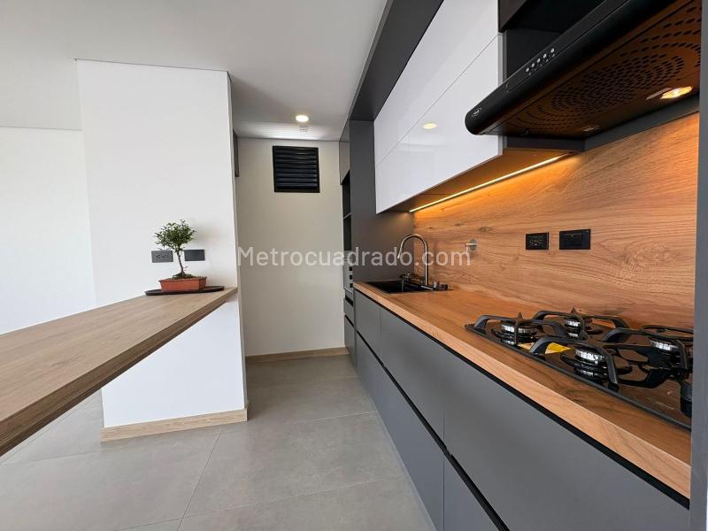 Piso – Medellín, La Castellana, Laureles-Estadio - Más