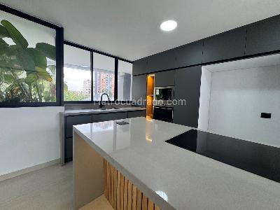 Apartamento en venta en El Poblado El Tesoro, Medellín · foto 3 de 20