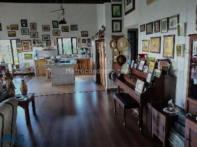 Casa de 5 alcobas en venta en Santa Elena, Medellín · foto 2 de 20