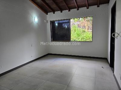 Casa de 3 alcobas en venta en Loma De Los Benedictos, Envigado, 274 m² · foto 18 de 20