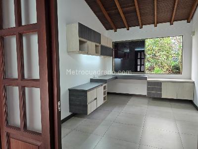 Casa de 3 alcobas en venta en Loma De Los Benedictos, Envigado, 274 m² · foto 19 de 20