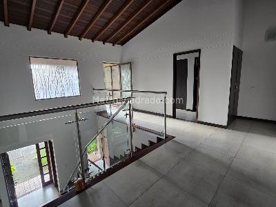 Casa de 3 alcobas en venta en Loma De Los Benedictos, Envigado, 274 m² · foto 2 de 20