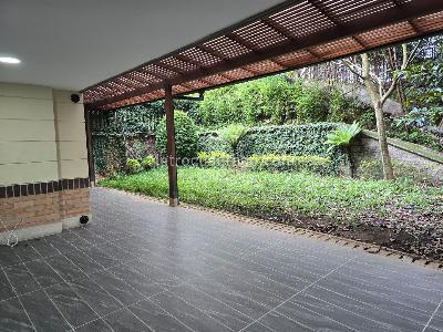 Casa de 3 alcobas en venta en Loma De Los Benedictos, Envigado, 274 m² · foto 4 de 20