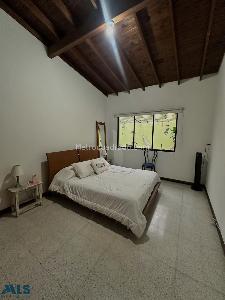 Casa de 5 alcobas en venta en Conquistadores, Medellín, 250 m² · foto 18 de 20
