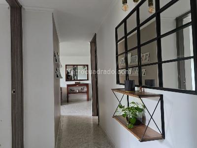Apartamento de 3 alcobas en venta en El Poblado Manila, Medellín, 74 m² · foto 4 de 17