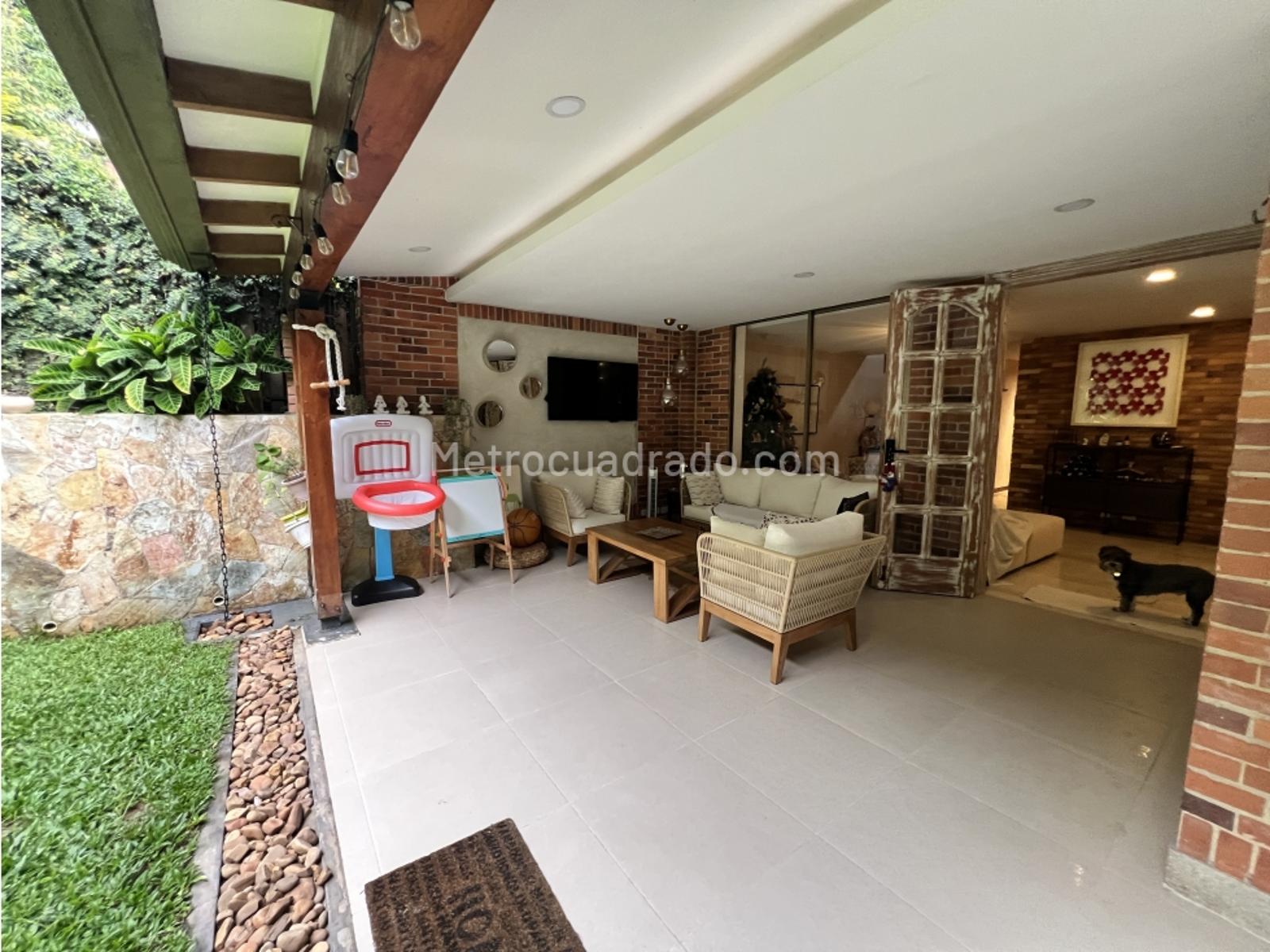 Casa de 4 habitaciones en venta en Poblado, Medellín — imagen 1 de 20