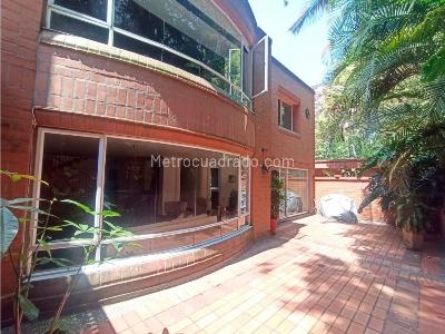 Casa de 4 alcobas en venta en El Poblado, Medellín, 273 m² · foto 3 de 17