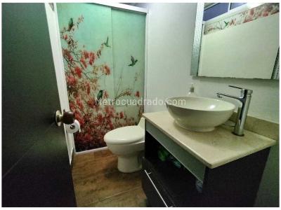 Casa de 5 alcobas en venta en Laureles La Almeria, Medellín, 180 m² · foto 3 de 14