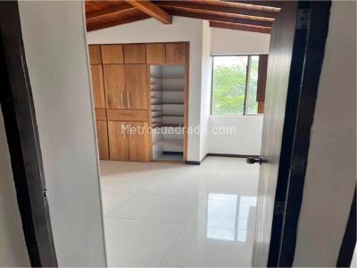Apartamento de 4 alcobas en venta en Loma De Los Bernal, Medellín, 93 m² · foto 3 de 18