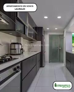 Apartamento de 3 alcobas en venta en Laureles, Medellín, 202 m² · foto 2 de 14