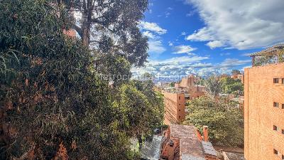 Apartamento de 2 alcobas en venta en Los Rosales, Bogotá, 152 m² · foto 2 de 20