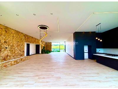 Casa de 4 alcobas en venta en Cerritos, Pereira, 1890 m² · foto 2 de 16
