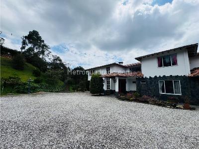 Casa de 4 alcobas en venta en El Escobero, Envigado · foto 2 de 20
