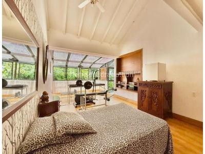 Casa de 4 alcobas en venta en San Lucas, Medellín, 370 m² · foto 2 de 16