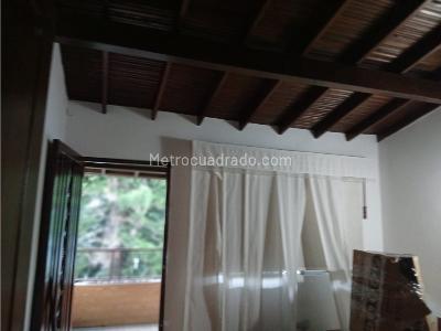 Casa de 5 alcobas en venta en La Almeria, Medellín, 264 m² · foto 2 de 12