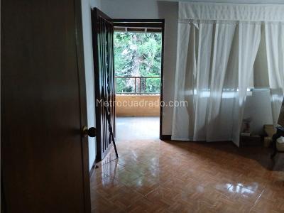 Casa de 5 alcobas en venta en La Almeria, Medellín, 264 m² · foto 3 de 12