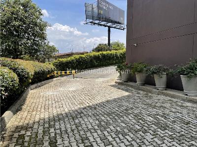 Apartamento de 3 alcobas en venta en El Poblado, Medellín, 204 m² · foto 18 de 19