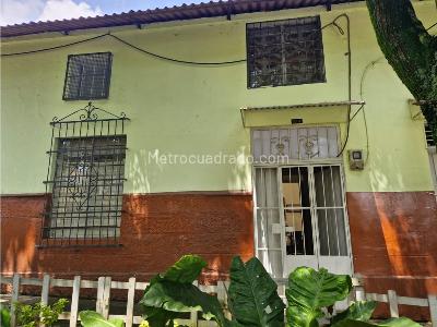Casa de 5 alcobas en venta en Boston, Medellín, 275 m² · foto 2 de 11