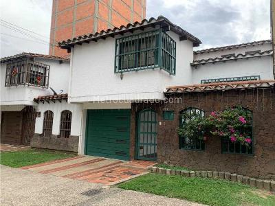 Casa de 3 alcobas en venta en Estadio, Medellín, 220 m² · foto 3 de 9