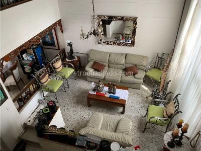 Casa de 3 alcobas en venta en Estadio, Medellín, 220 m² · foto 4 de 9