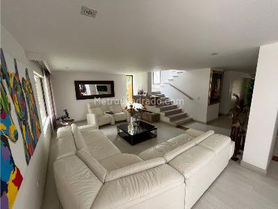 Casa de 4 alcobas en venta en El Poblado, Medellín, 643 m² · foto 8 de 20