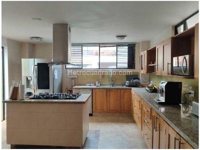 Casa de 4 alcobas en venta en El Poblado, Medellín, 440 m² · foto 3 de 20