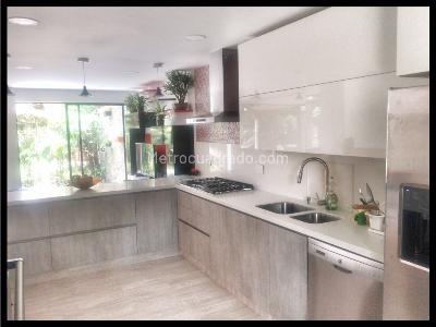 Casa de 3 alcobas en venta en El Poblado, Medellín, 197 m² · foto 2 de 20