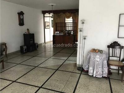Casa de 5 alcobas en venta en Simon Bolivar, Medellín, 224 m² · foto 3 de 8