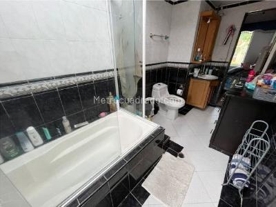 Casa de 5 alcobas en venta en El Dorado, Envigado, 250 m² · foto 5 de 17