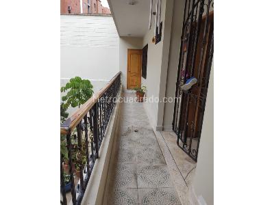 Casa de 5 alcobas en venta en Laureles, Medellín, 340 m² · foto 4 de 6