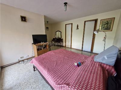 Apartamento de 3 alcobas en venta en Poblado Patio Bonito, Medellín, 233 m² · foto 5 de 20