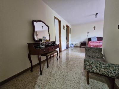 Apartamento de 3 alcobas en venta en Poblado Patio Bonito, Medellín, 233 m² · foto 7 de 20