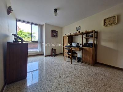 Apartamento de 3 alcobas en venta en Poblado Patio Bonito, Medellín, 233 m² · foto 11 de 20