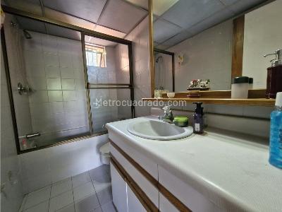 Apartamento de 3 alcobas en venta en Poblado Patio Bonito, Medellín, 233 m² · foto 12 de 20
