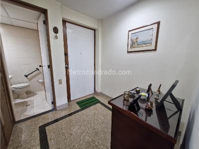Apartamento de 3 alcobas en venta en Poblado Patio Bonito, Medellín, 233 m² · foto 13 de 20