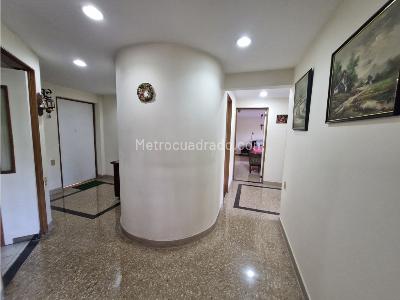 Apartamento de 3 alcobas en venta en Poblado Patio Bonito, Medellín, 233 m² · foto 17 de 20