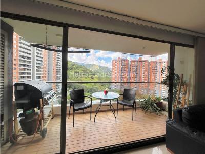 Apartamento en venta en Loma De Los Bernal, Medellín · foto 2 de 16