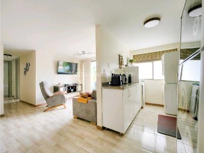 Apartamento de 3 alcobas en venta en Loma De Los Bernal, Medellín, 76 m² · foto 2 de 20