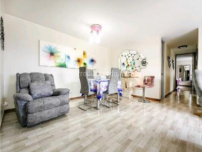 Apartamento de 3 alcobas en venta en Loma De Los Bernal, Medellín, 76 m² · foto 4 de 20